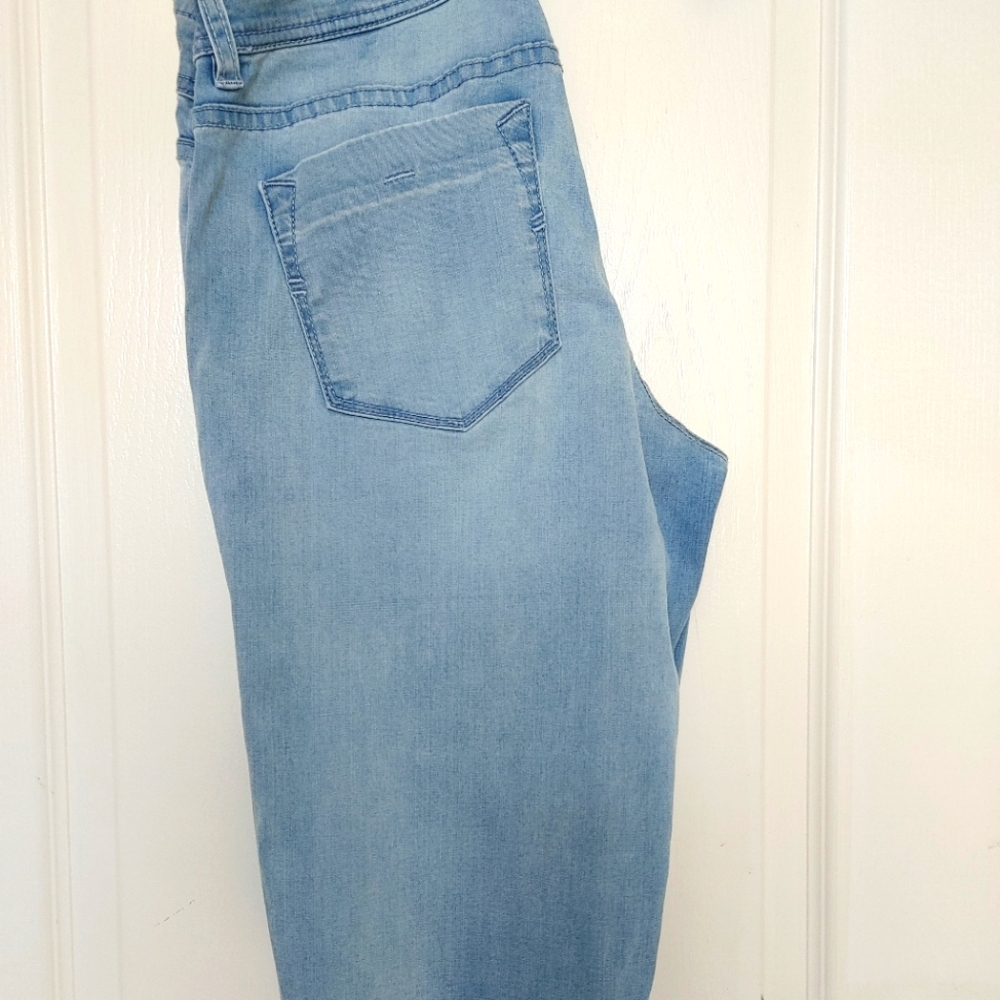 Tommy Bahamas,blue denim bermuda stretch, size 4
